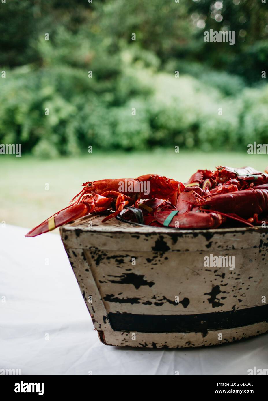 Homard rouge bouilli sur une table à l'extérieur Banque D'Images