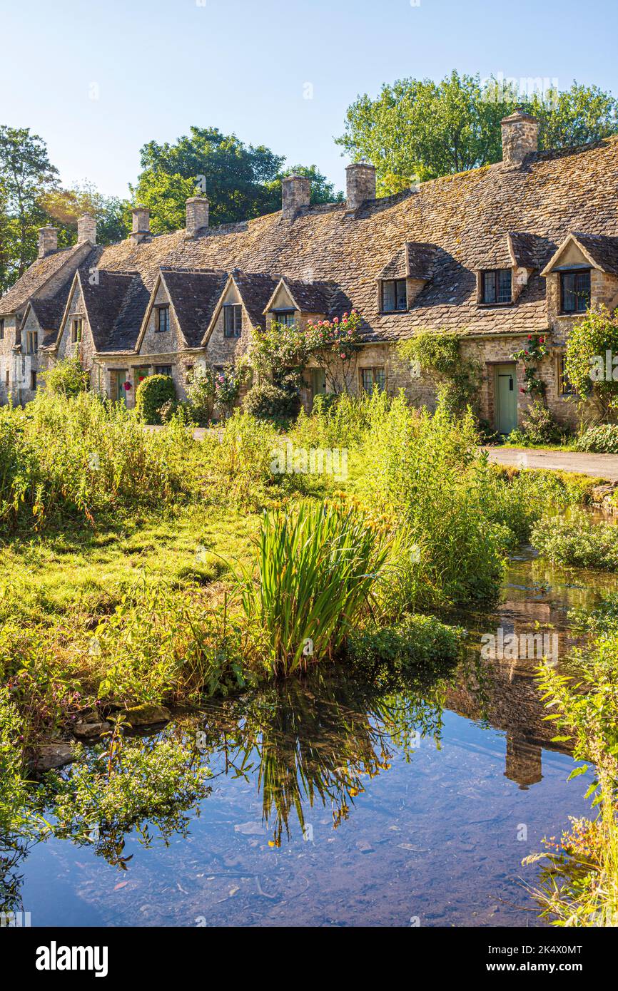 Lumière matinale en milieu d'été sur Arlington Row dans le village de Cotswold à Bibury, Gloucestershire, Angleterre Banque D'Images