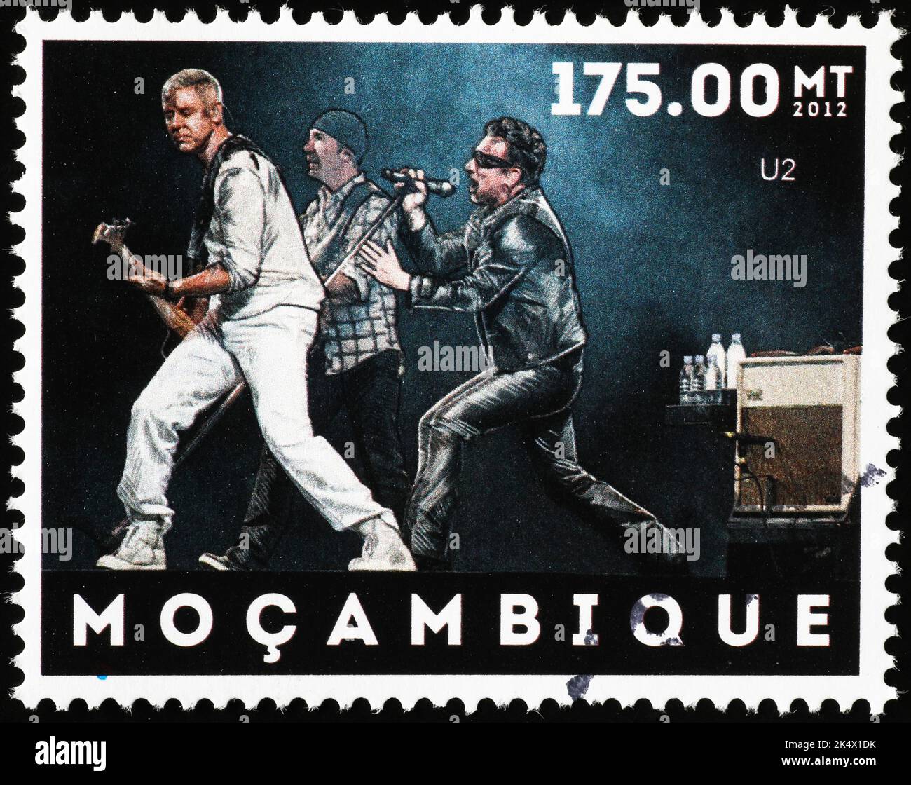 Le U2 en concert sur timbre-poste du Mozambique Banque D'Images