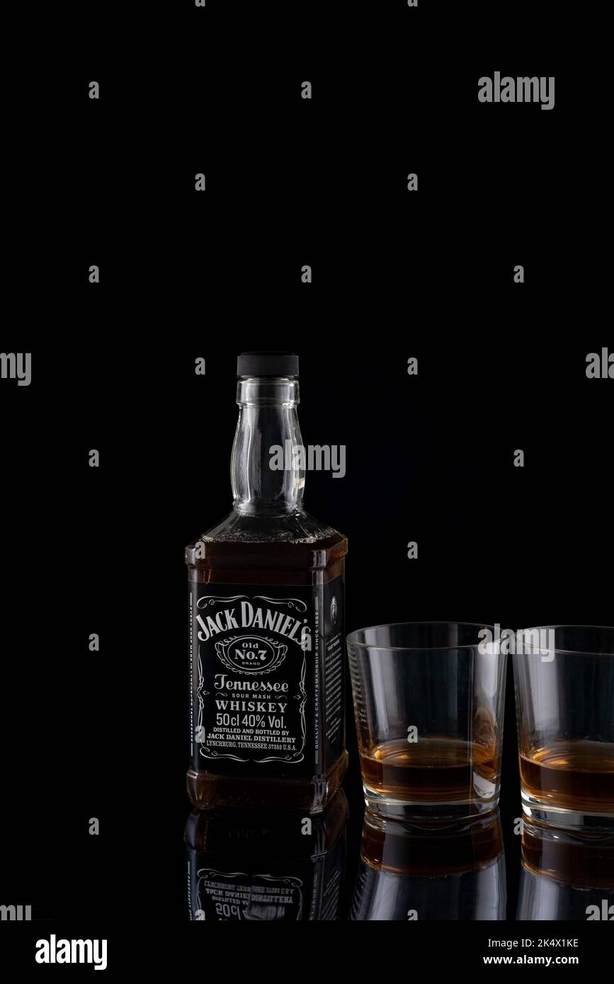 Octobre 2022. Ukraine. Krivoy Rog. Bouteille de whisky Jack Daniels sur fond noir Banque D'Images