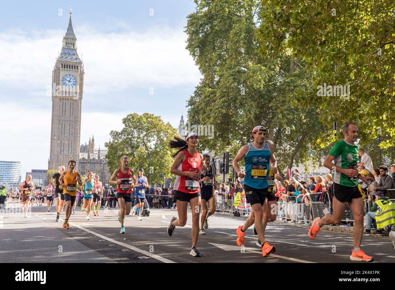 Le marathon de Londres TCS 2022 a lieu aujourd'hui. Les coureurs ont passé les chambres du Parlement à Westminster. Certains ont couru le cours en costumes fous. Prise de vue Banque D'Images