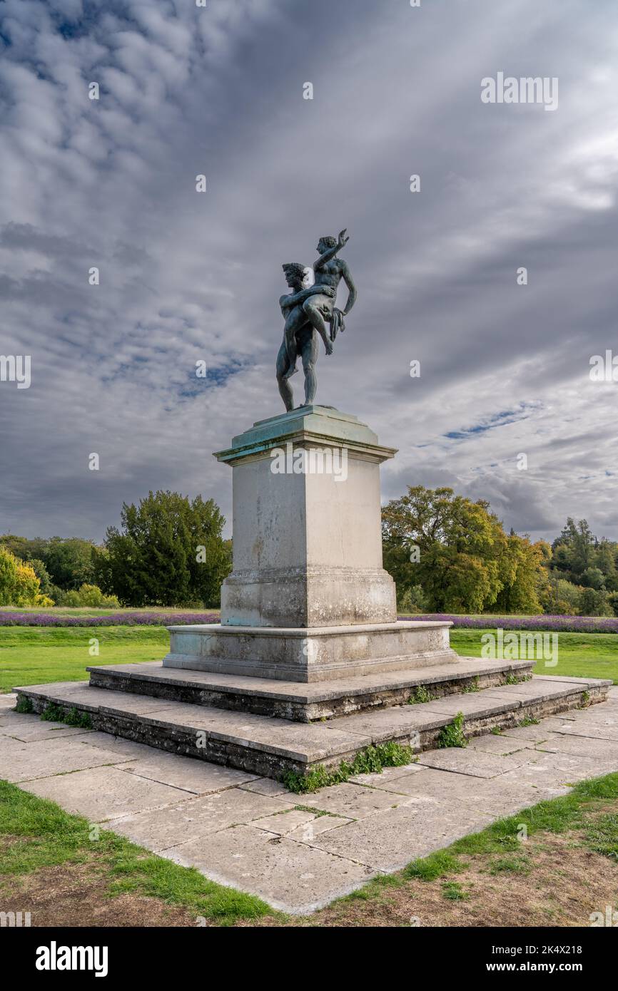 Statue de bronze d'après Giovanni da Bologna de Pluton et Prosperine à la Maison Cliveden Banque D'Images