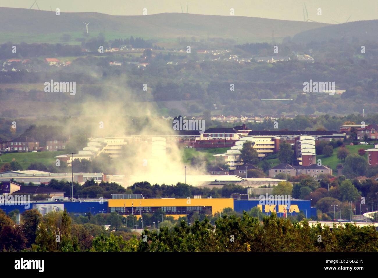 Glasgow, Écosse, Royaume-Uni 4th octobre 2022. Un gros panache de fumée près d'ikea est probablement un incident de circulation. Crédit Gerard Ferry/Alay Live News Banque D'Images
