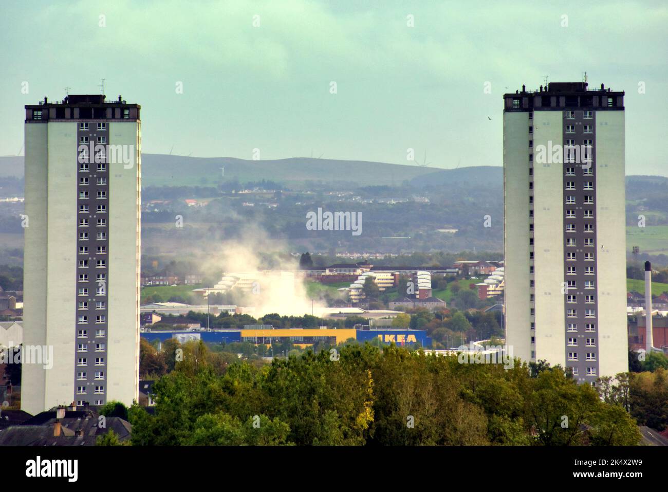 Glasgow, Écosse, Royaume-Uni 4th octobre 2022. Un gros panache de fumée près d'ikea est probablement un incident de circulation. Crédit Gerard Ferry/Alay Live News Banque D'Images