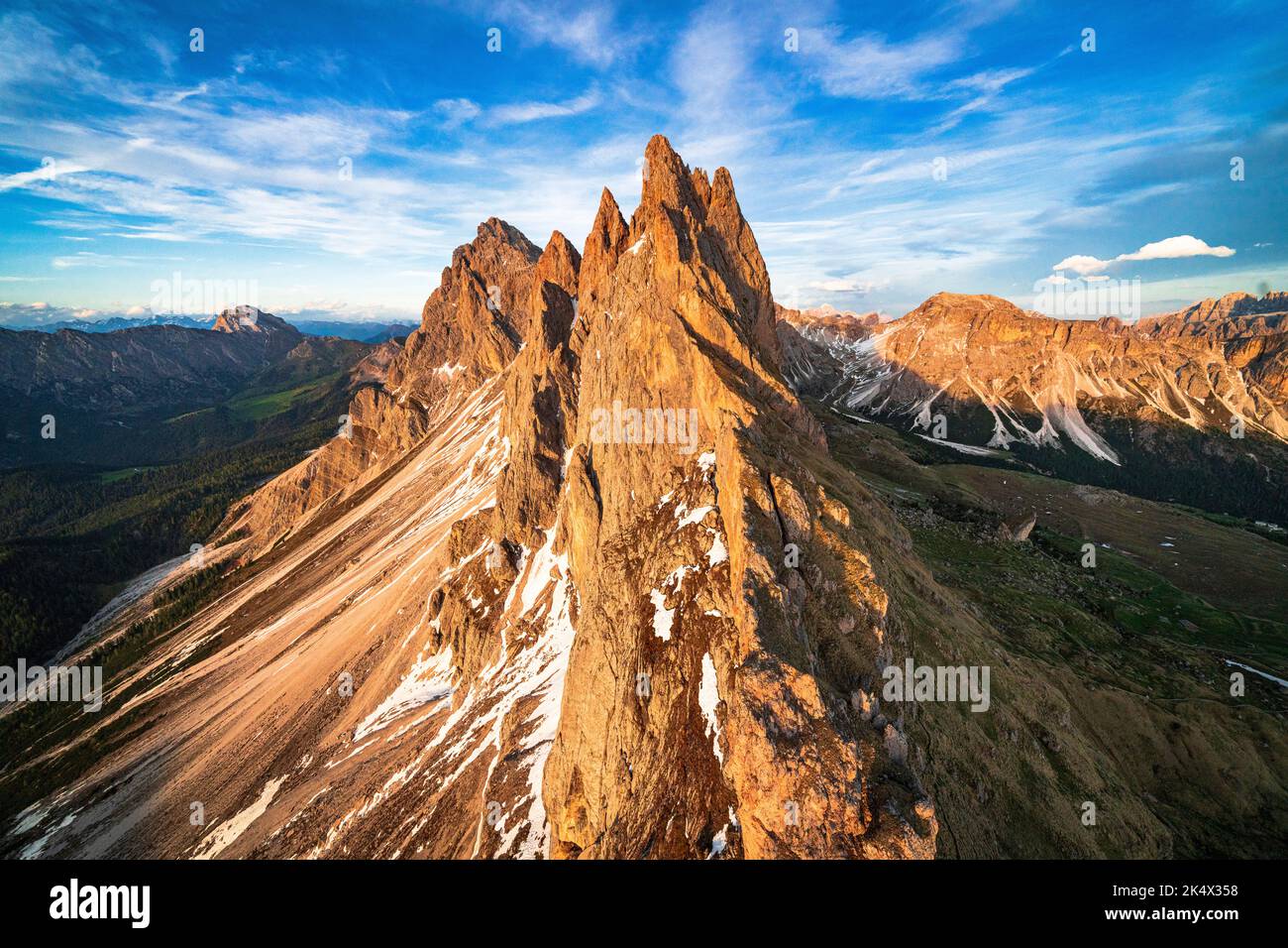 Vue aérienne du groupe Odle, Furchetta et Sass Rigais au coucher du soleil, Dolomites, Tyrol du Sud, Italie Banque D'Images