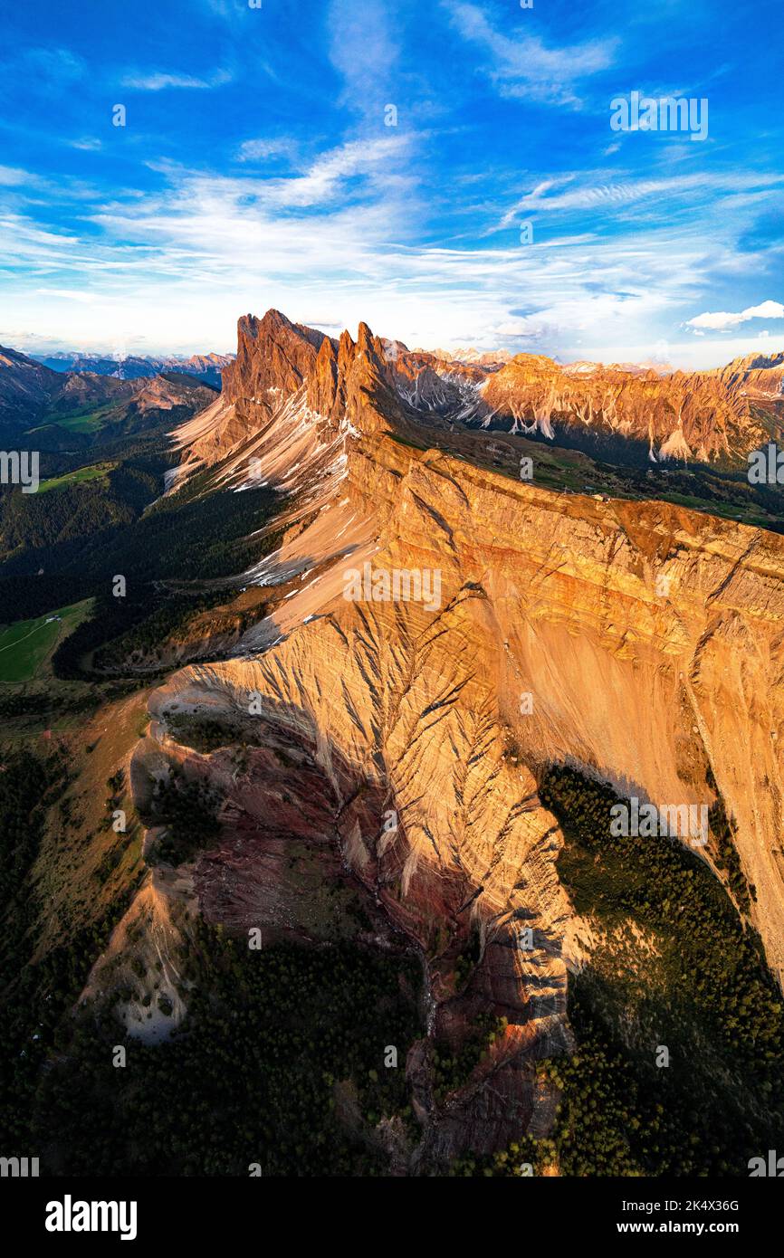 Vue aérienne du groupe Odle, Seceda, Furchetta et Sass Rigais au coucher du soleil, Dolomites, Tyrol du Sud, Italie Banque D'Images
