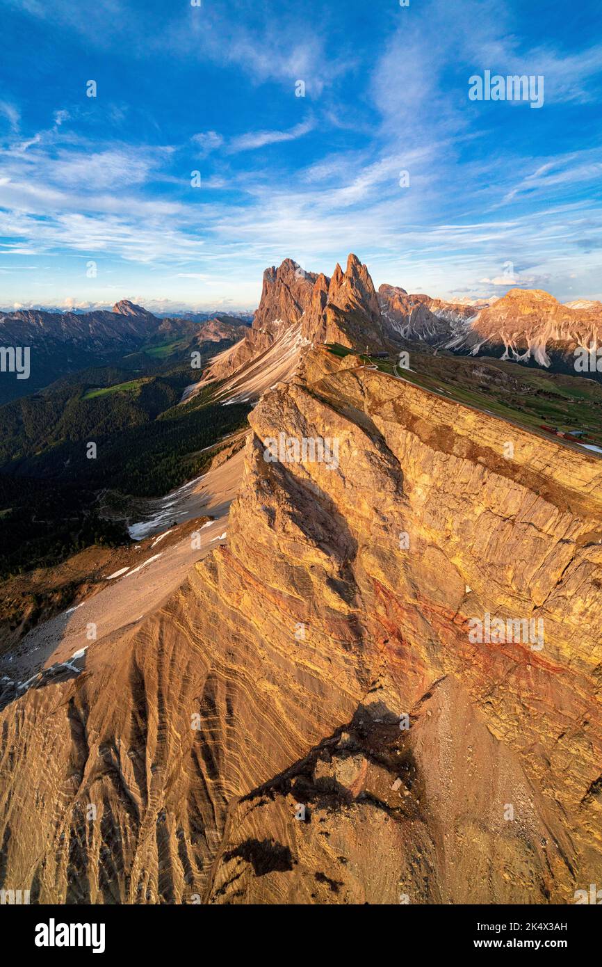 Vue aérienne du groupe Odle, Seceda, Furchetta et Sass Rigais au coucher du soleil, Dolomites, Tyrol du Sud, Italie Banque D'Images