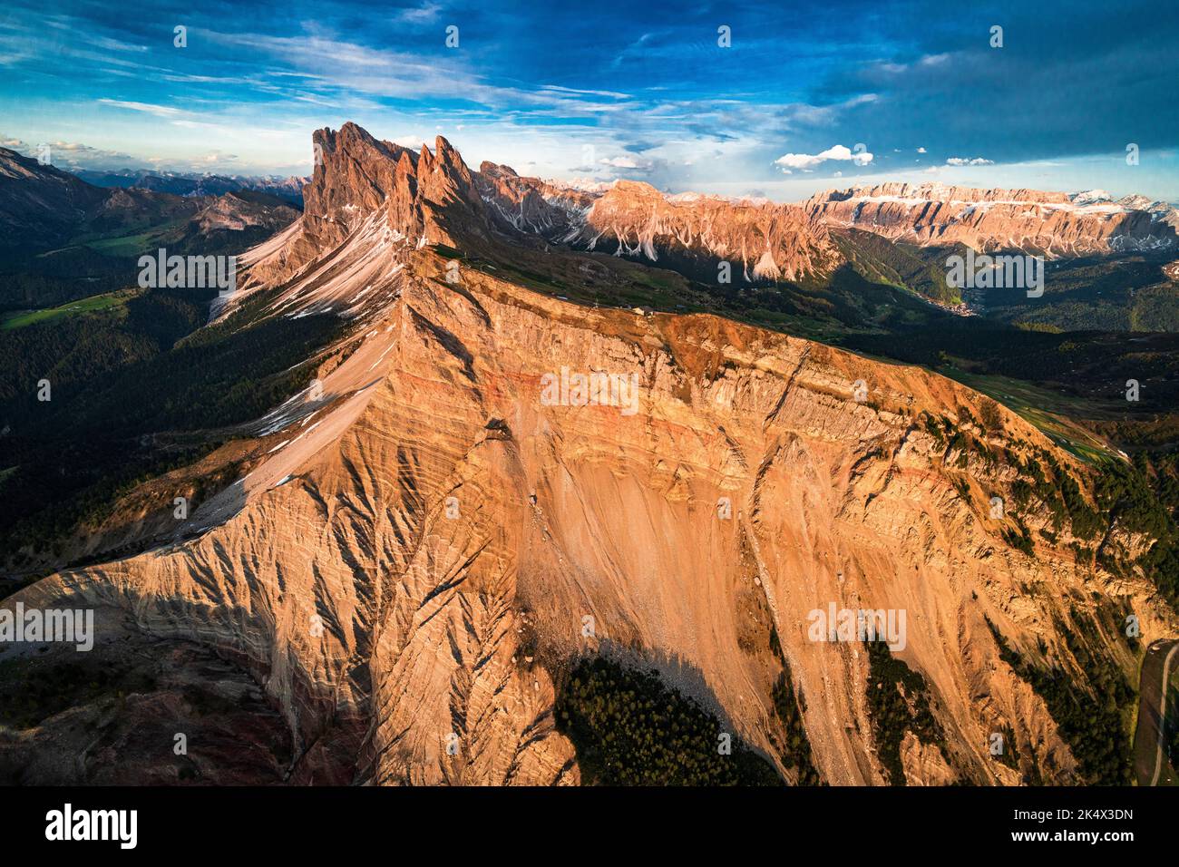 Vue aérienne du groupe Odle, Seceda, Sella et Cirspitzen au coucher du soleil, Dolomites, Tyrol du Sud, Italie Banque D'Images