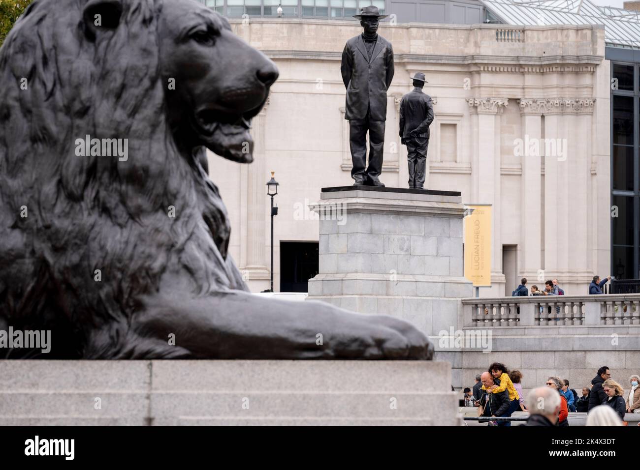 Les Londoniens Et Les Visiteurs De La Capitale Interagissent Avec L un 