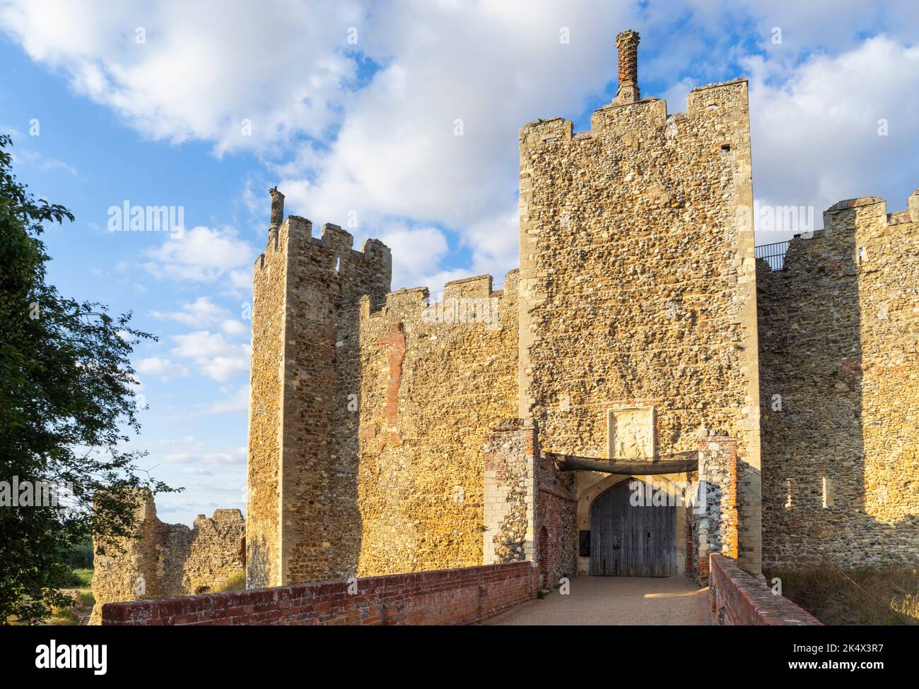 Lumière du soir sur Framlingham entrée gatehouse, murs du château, mur rideau et remparts Framlingham Castle UK Framlingham Suffolk England UK GB Europe Banque D'Images