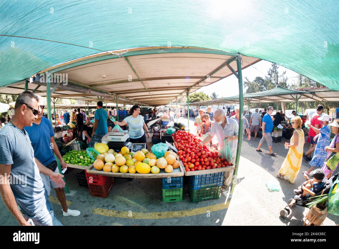 Un marché en plein air connu sous le nom de Laiki dans le centre de la ville de Rhodes, Rhodes. Connu sous le nom de marché des peuples qui vend des fruits frais, des légumes et des produits de poisson Banque D'Images