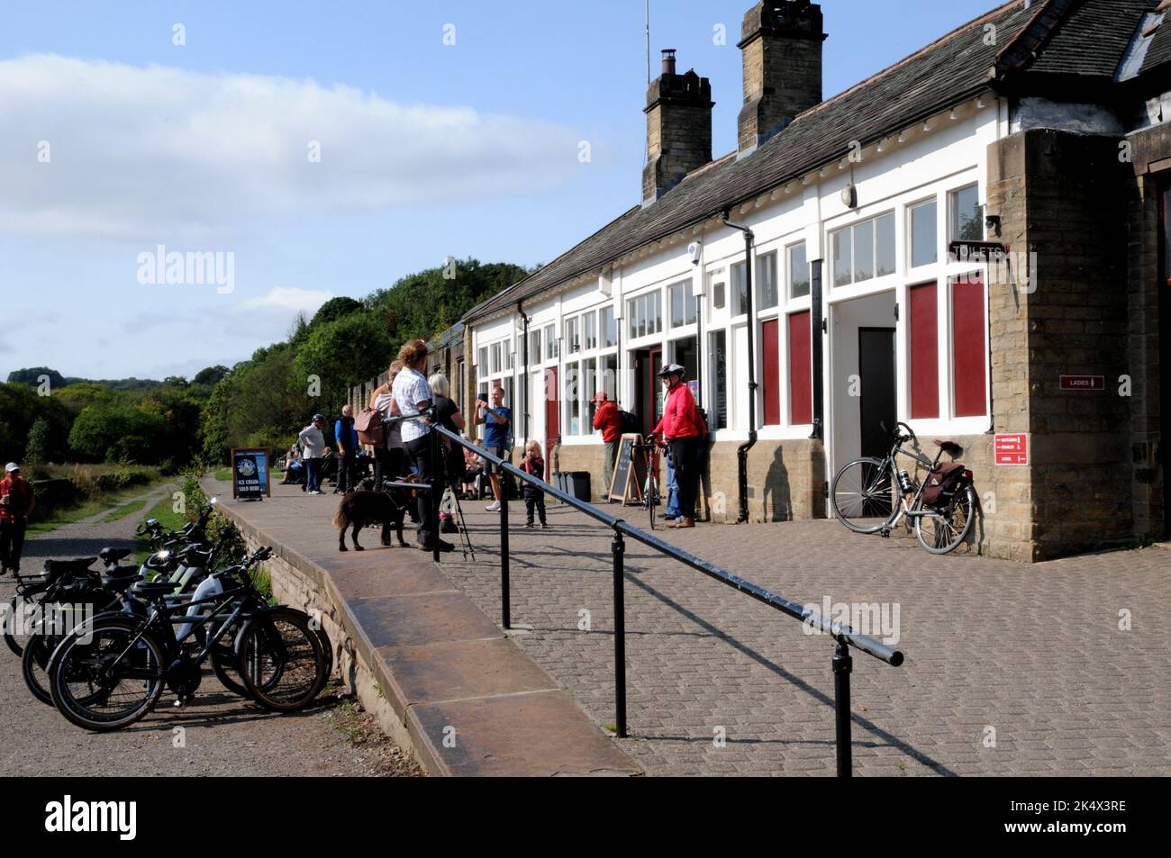 La salle de rafraîchissements de la station Miller Dale dans le Peak District. Le café restauré est très populaire auprès des cyclistes et des randonneurs sur le sentier Monsal. Banque D'Images