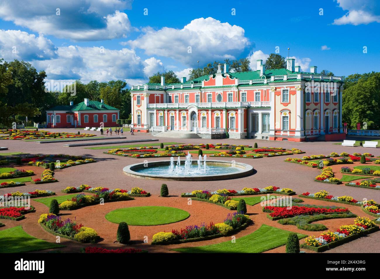 Palais Kadriorg et jardin fleuri avec fontaines à Tallinn, Estonie Banque D'Images