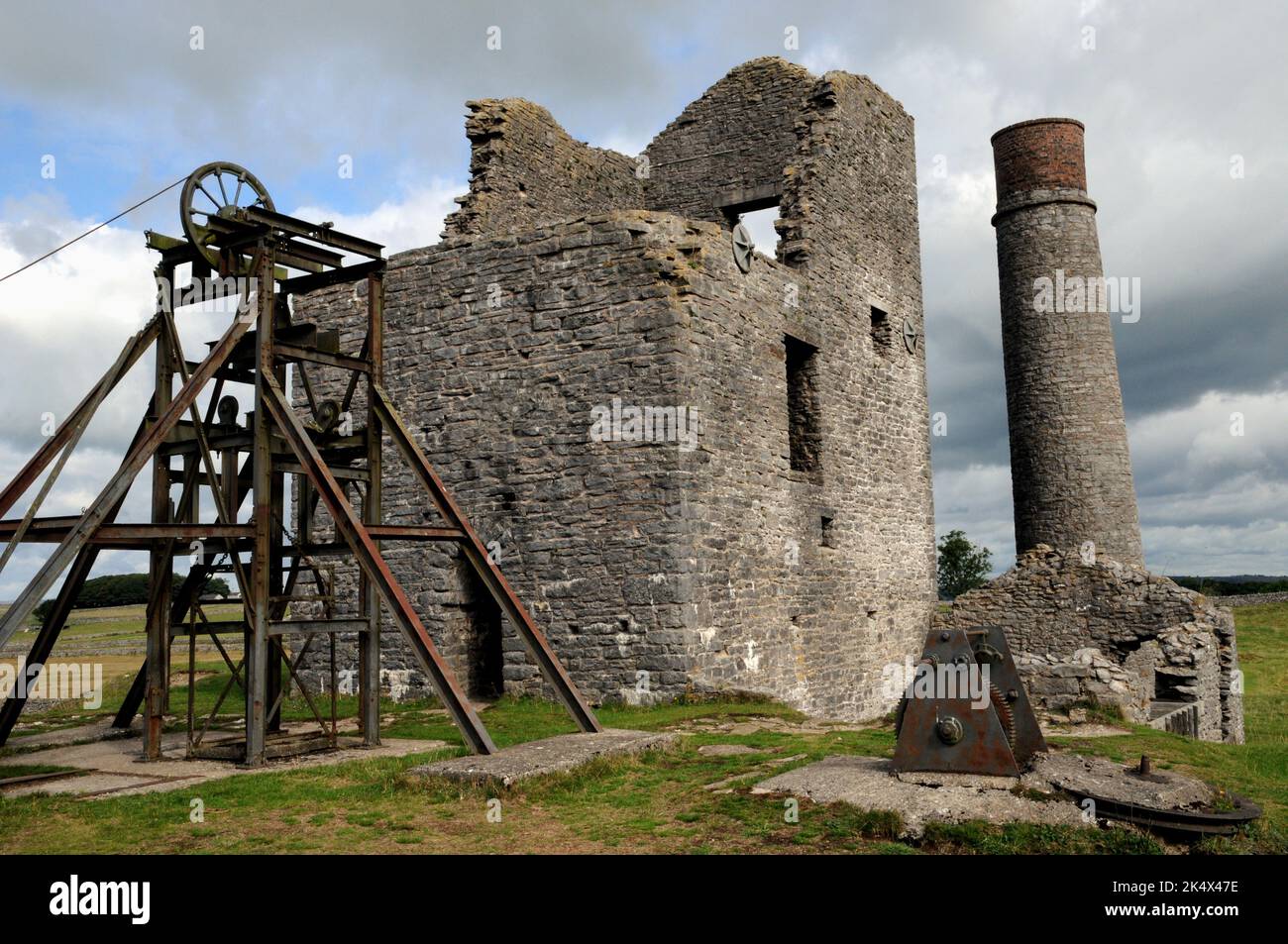 Les vestiges de Cornish Engine House à la mine Magpie, près de Sheldon, dans le Derbyshire. L'exploitation minière a eu lieu ici de 1682 jusqu'en 1958, et le Magpie a fermé. Banque D'Images