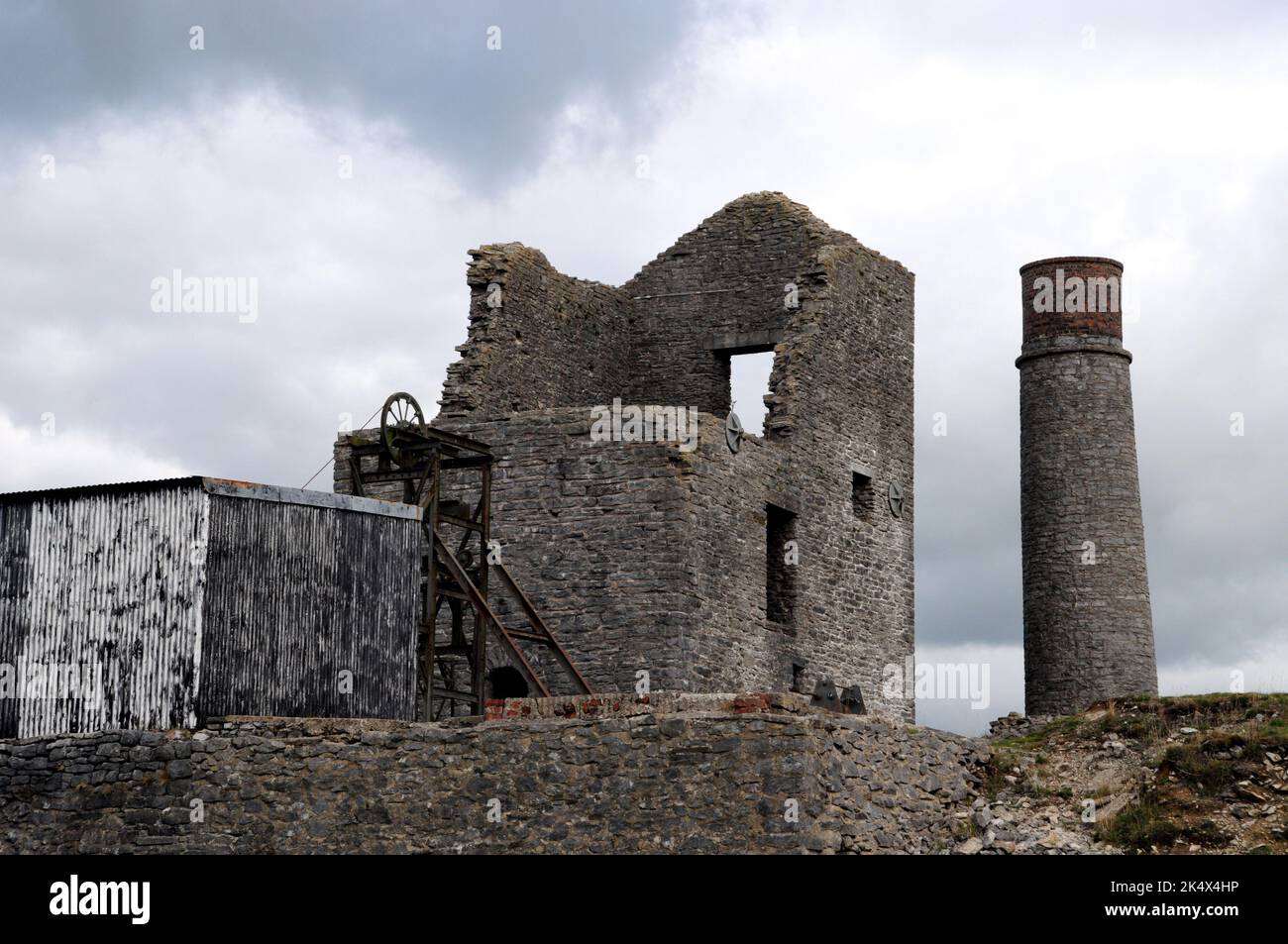 Les vestiges de Cornish Engine House à la mine Magpie, près de Sheldon, dans le Derbyshire. L'exploitation minière a eu lieu ici de 1682 jusqu'en 1958, et le Magpie a fermé. Banque D'Images