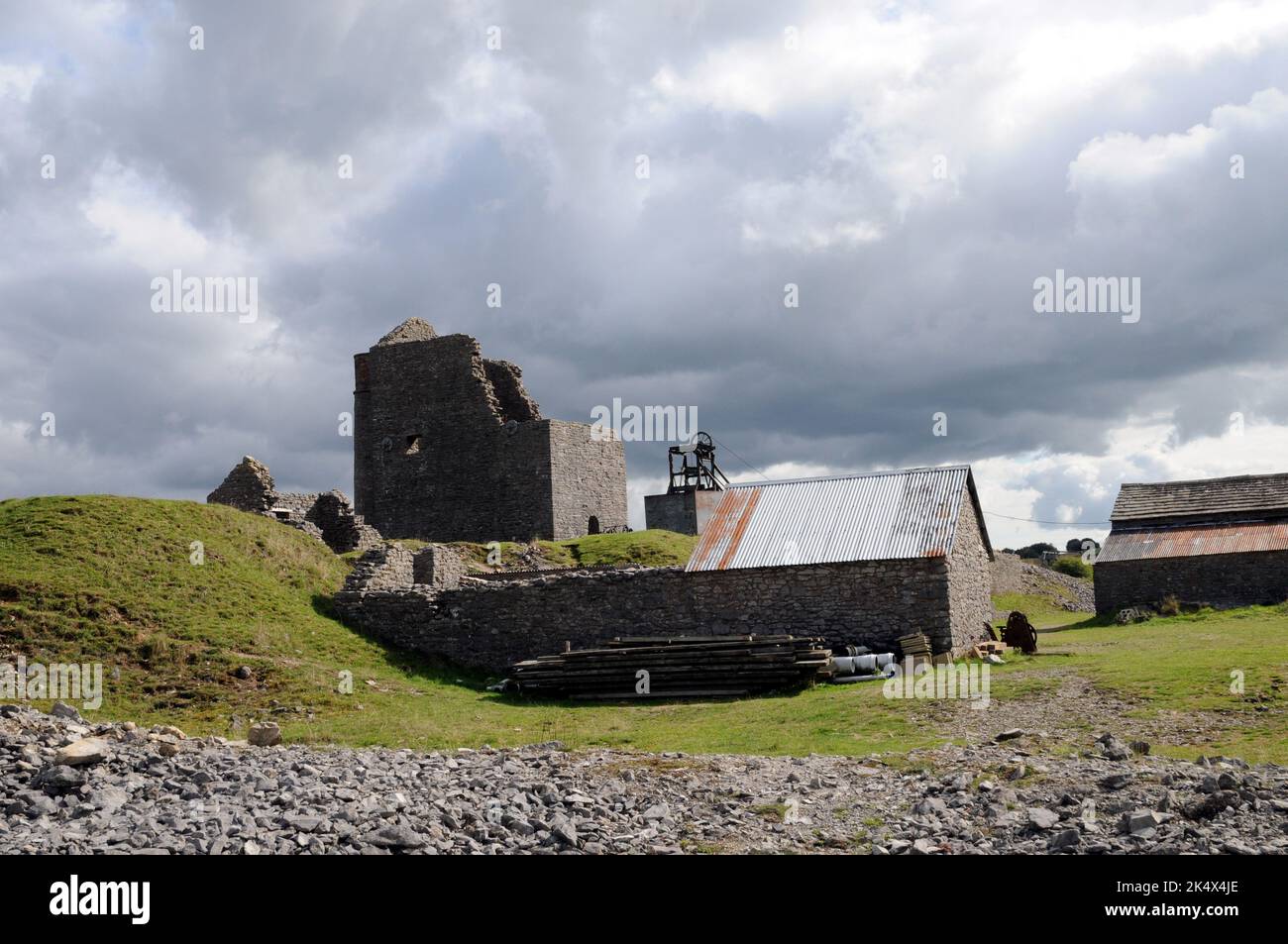 Les vestiges de Cornish Engine House à la mine Magpie, près de Sheldon, dans le Derbyshire. L'exploitation minière a eu lieu ici de 1682 jusqu'en 1958, et le Magpie a fermé. Banque D'Images