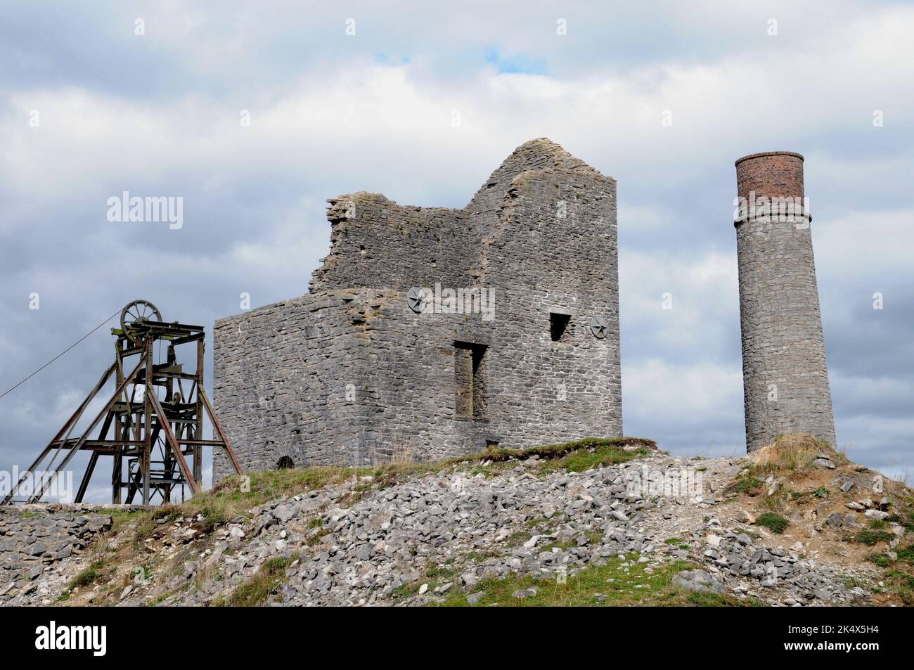 Les vestiges de Cornish Engine House à la mine Magpie, près de Sheldon, dans le Derbyshire. L'exploitation minière a eu lieu ici de 1682 jusqu'en 1958, et le Magpie a fermé. Banque D'Images