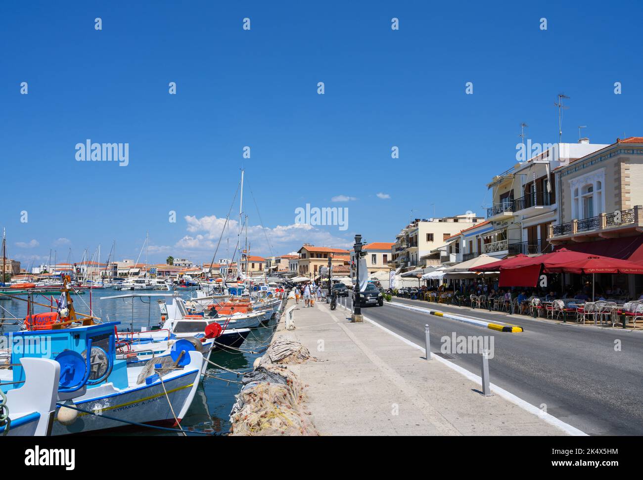Front de mer et bateaux dans le port d'Aegina, Aegina, Iles Saroniques, Grèce Banque D'Images