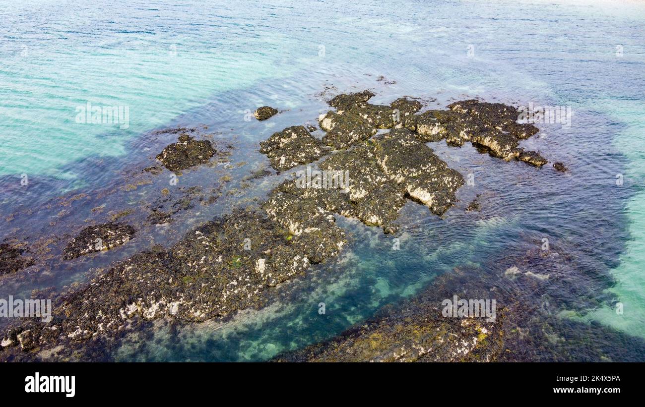 Un récif océanique. Grands rochers dans la mer. Rochers de mer dans l'Atlantique nord. Banque D'Images