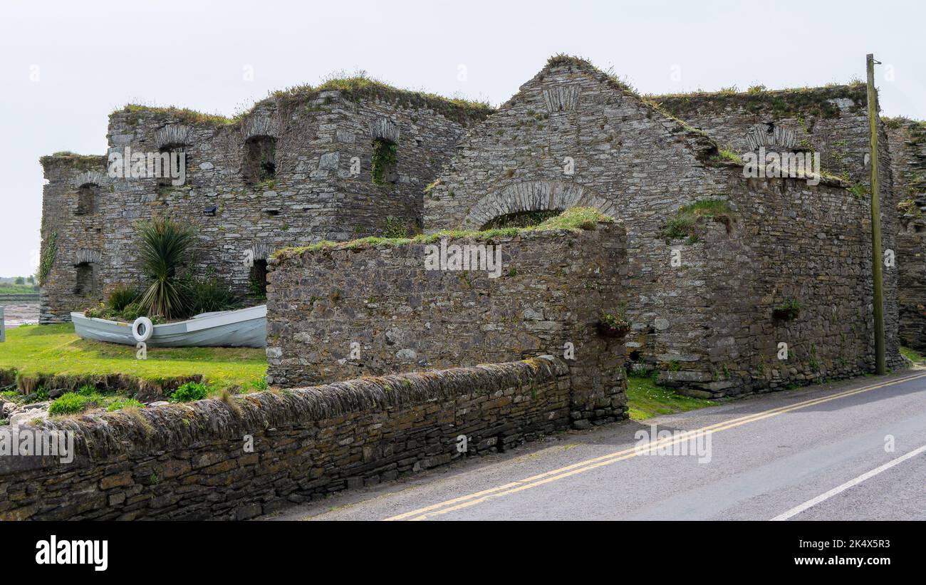Les ruines d'un bâtiment en pierre dans le sud de l'Irlande. Architecture européenne ancienne. Les ruines de Arundel grain Store, près de Clonakilty, West Cork.th Banque D'Images