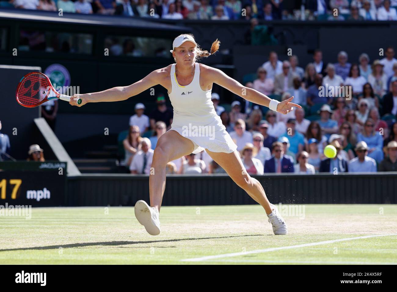 Elena Rybakina, joueur de tennis kazakhiste, jouant une main d'avant aux championnats de Wimbledon 2022, Londres, Angleterre, Royaume-Uni Banque D'Images