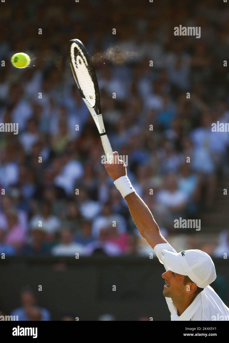 Le joueur serbe de tennis Novak Djokovic jouant un tir de sevice pendant les Championnats de Wimbledon 202, Londres, Angleterre, Royaume-Uni Banque D'Images