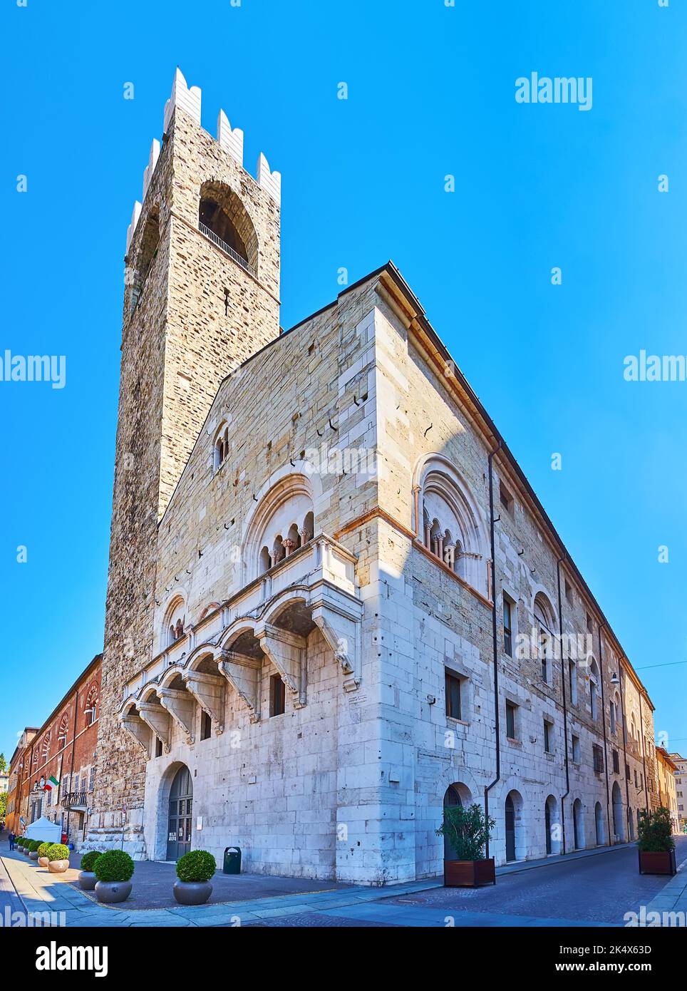 Extérieur du palais médiéval Palazzo Broletto avec tour Torre del pegol, Piazza del Duomo, Brescia, Italie Banque D'Images