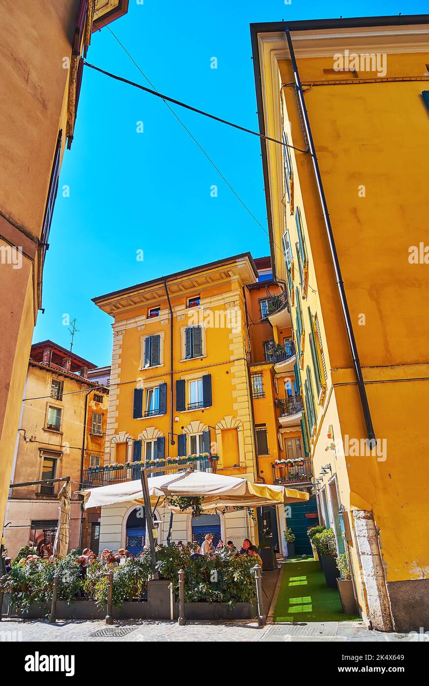 BRESCIA, ITALIE - 10 AVRIL 2022 : rue via Gasparo da Salo avec maisons historiques et terrasses de restaurants en plein air, sur 10 avril à Brescia Banque D'Images