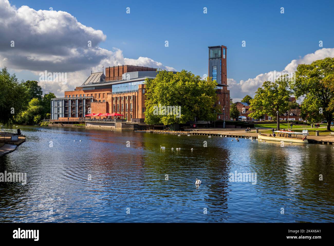 De l'autre côté de la rivière Avon jusqu'au RSC Theatre de Stratford-upon-Avon, Warwickshire, Angleterre Banque D'Images