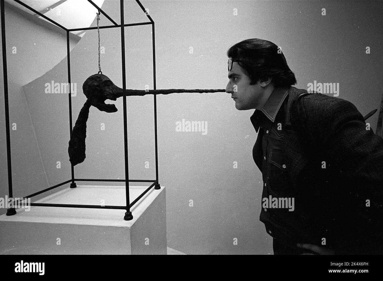 Le photographe argentin Eduardo Comesaña se moque d’une sculpture d’Alberto Giacometti. 'The Nose' (1949-1964) au Solomon R. Guggenheim Museum, New York City, U.S.A., 1970 Banque D'Images