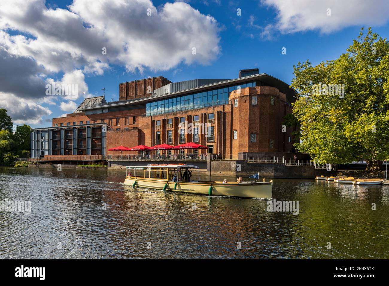 Une croisière sur la rivière en bateau passant par le RSC Theatre à Stratford-upon-Avon, Warwickshire, Angleterre Banque D'Images