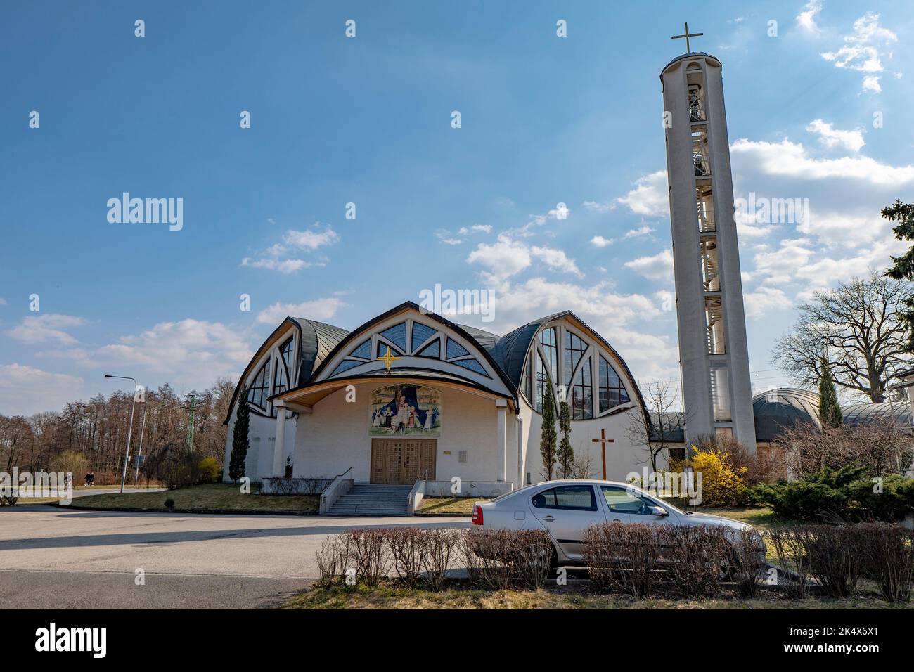 OSTRAVA, RÉPUBLIQUE TCHÈQUE - 26 MARS 2022: Kostel sv. Cyrila une église Metodeje à Ostrava-Pustkovec avec une architecture intéressante Banque D'Images