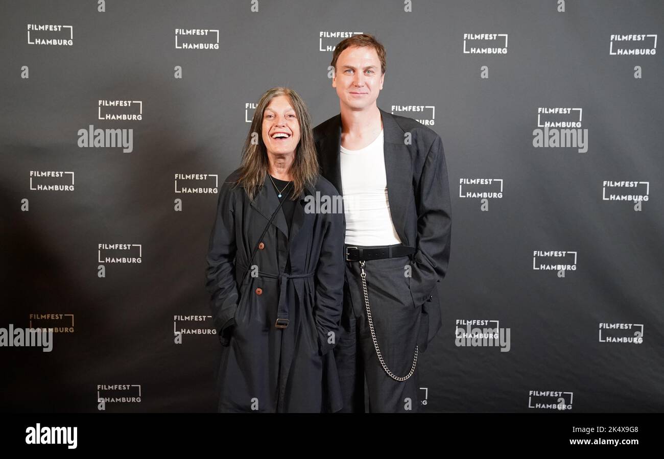 Hambourg, Allemagne. 04th octobre 2022. L'actrice Angela Winkler et l'acteur Lars Eidinger viennent à l'appel photo du film 'Lars Eidinger - pour être ou ne pas être' au passage Kino dans le cadre du Filmfest 30th Hambourg. Credit: Marcus Brandt/dpa/Alay Live News Banque D'Images