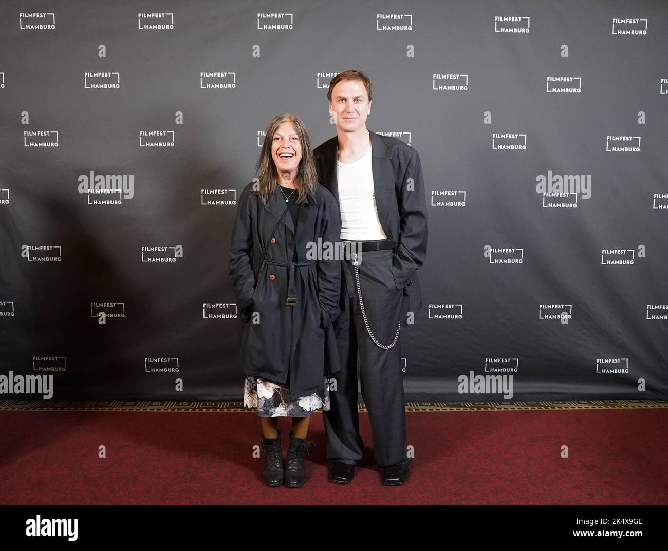 Hambourg, Allemagne. 04th octobre 2022. L'actrice Angela Winkler et l'acteur Lars Eidinger viennent à l'appel photo du film 'Lars Eidinger - pour être ou ne pas être' au passage Kino dans le cadre du Filmfest 30th Hambourg. Credit: Marcus Brandt/dpa/Alay Live News Banque D'Images