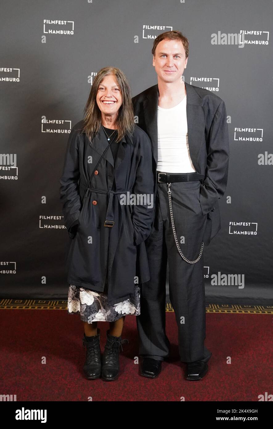 Hambourg, Allemagne. 04th octobre 2022. L'actrice Angela Winkler et l'acteur Lars Eidinger viennent à l'appel photo du film 'Lars Eidinger - pour être ou ne pas être' au passage Kino dans le cadre du Filmfest 30th Hambourg. Credit: Marcus Brandt/dpa/Alay Live News Banque D'Images
