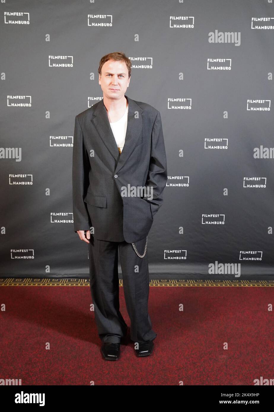 Hambourg, Allemagne. 04th octobre 2022. L'acteur Lars Eidinger vient à l'appel photo du film 'Lars Eidinger - pour être ou ne pas être' au passage Kino dans le cadre du Filmfest Hambourg 30th. Credit: Marcus Brandt/dpa/Alay Live News Banque D'Images