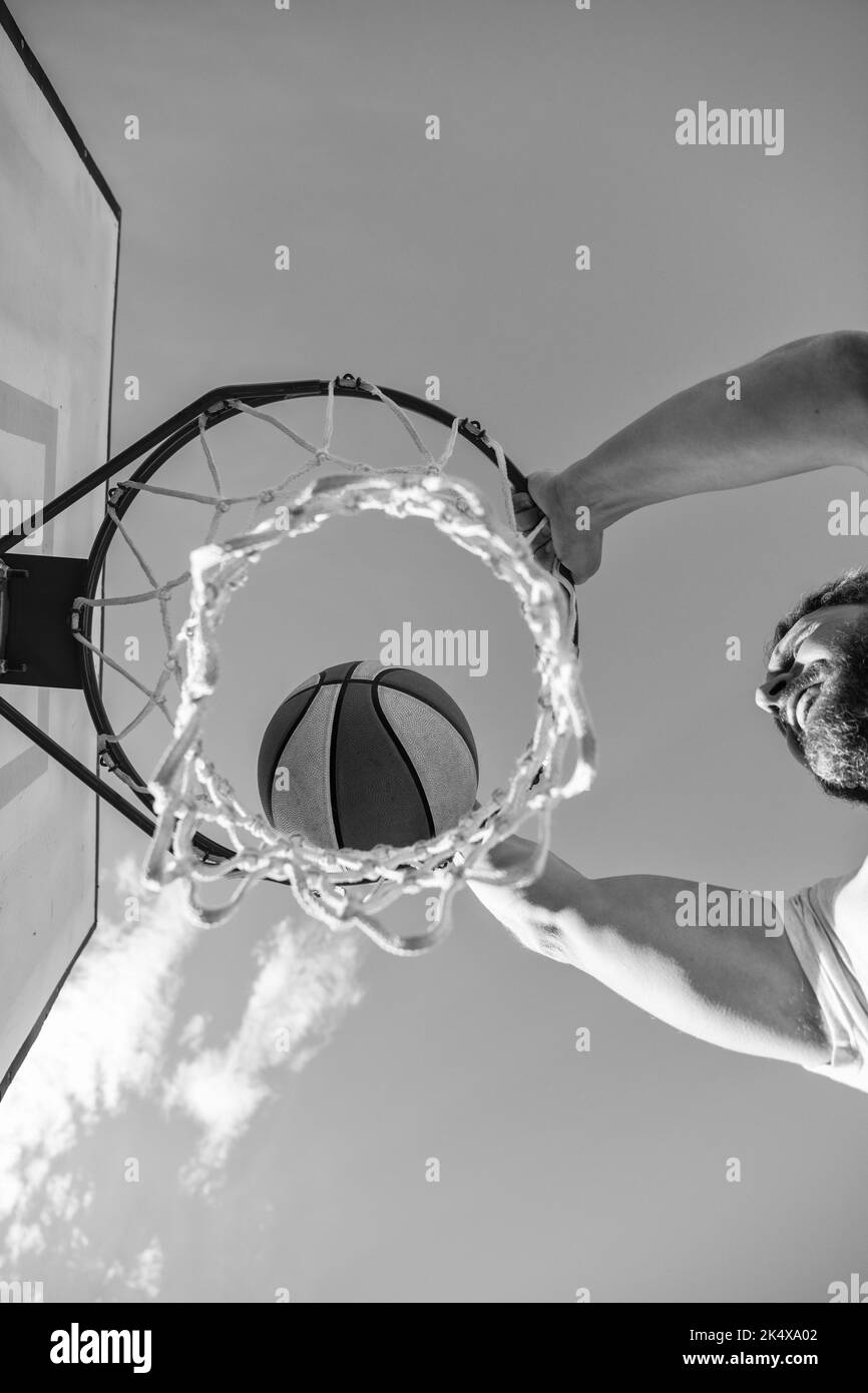 slam dunk in motion. vue du dessus. activité estivale. homme avec ballon de basket-ball sur le terrain. Banque D'Images