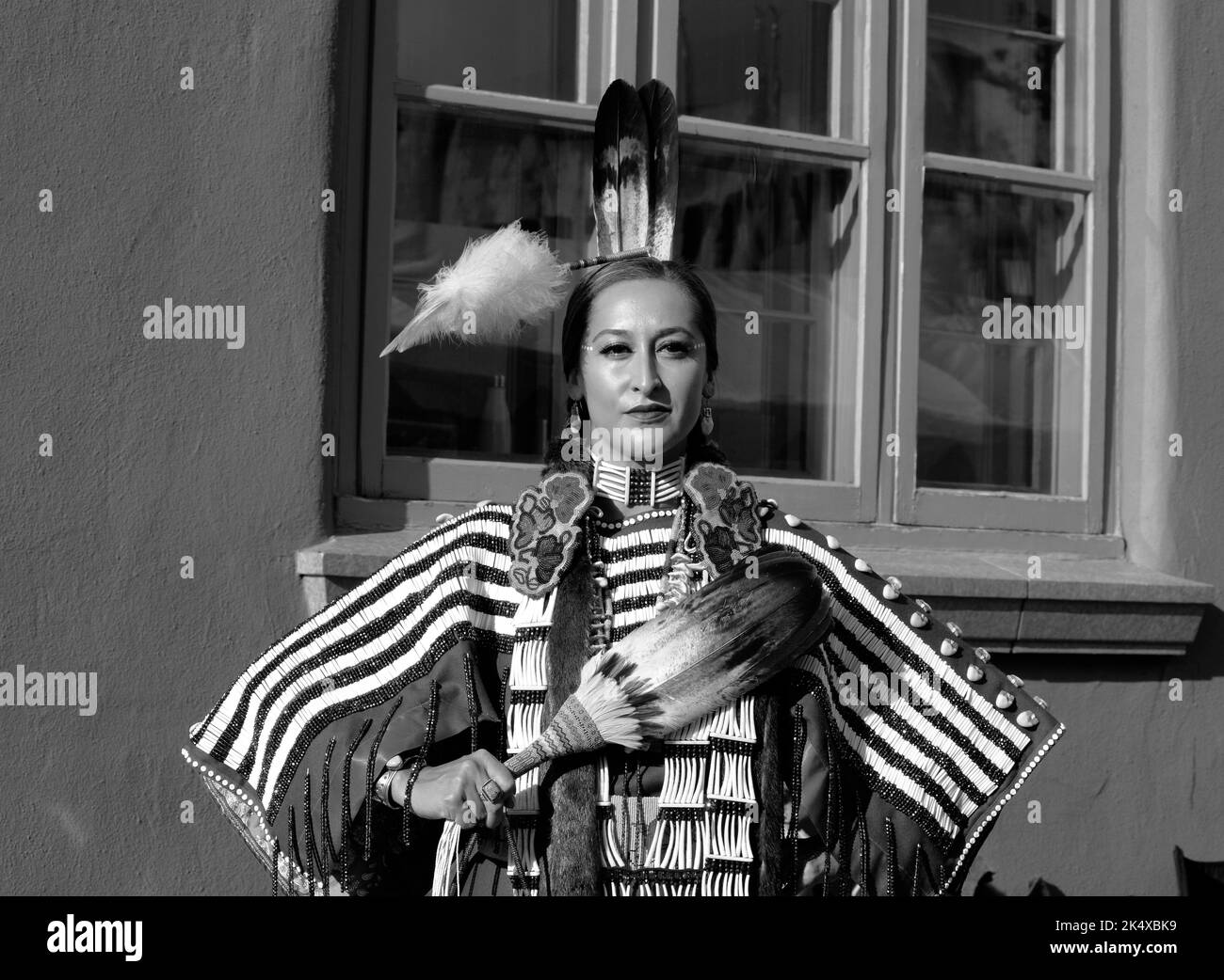 Une femme amérindienne (voir informations complémentaires) pose pour des photos au marché indien de Santa Fe, à Santa Fe, au Nouveau-Mexique. Banque D'Images
