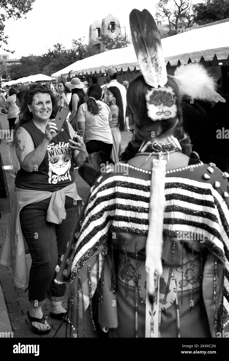 Une femme amérindienne (voir informations complémentaires) pose pour des photos au marché indien de Santa Fe, à Santa Fe, au Nouveau-Mexique. Banque D'Images