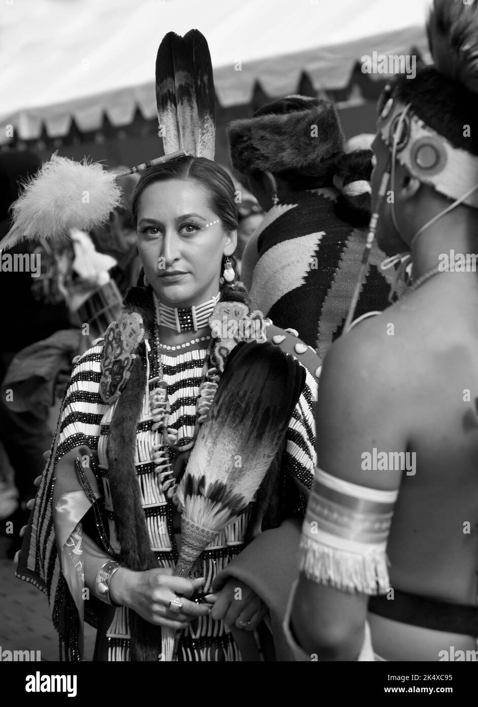 Une femme amérindienne (voir informations complémentaires) pose pour des photos au marché indien de Santa Fe, à Santa Fe, au Nouveau-Mexique. Banque D'Images