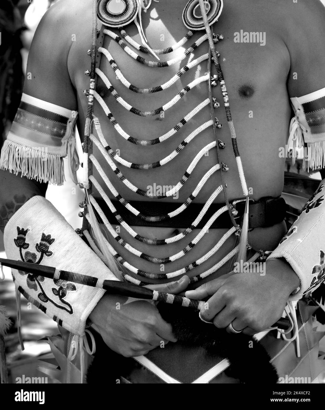 Un homme amérindien participe au concours de vêtements amérindiens au marché indien de Santa Fe, au Nouveau-Mexique. (Voir informations supplémentaires) Banque D'Images
