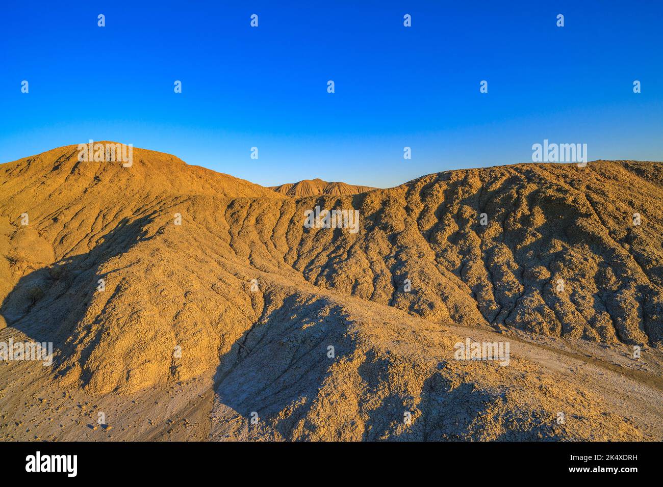 Collines d'argile bentonite érodée et érodée dans les terrains de parc provincial Dinosaur en Alberta. Banque D'Images