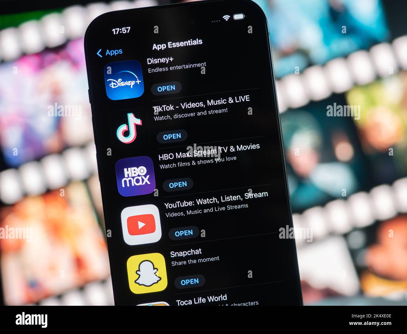 Galati, Roumanie - octobre 03 2022 : les icônes des applications mobiles App Essentials d'Apple App Store sont visibles sur un iPhone 14 Pro, y compris Disney+, TikTok, H. Banque D'Images