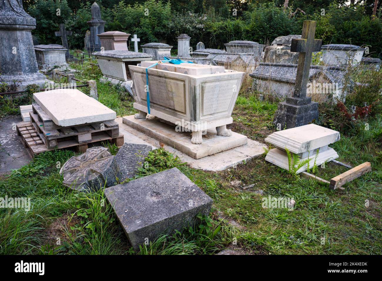 Une tombe de table datant de 19th ans en cours de réparation et de restauration dans le vieux cimetière de Southampton, Hampshire, Angleterre, Royaume-Uni Banque D'Images