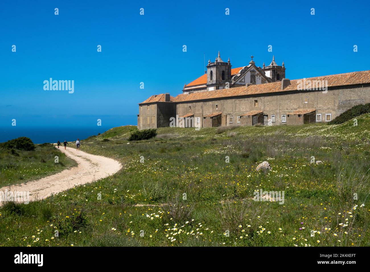 Sentier de randonnée au printemps, Santuario de Nossa Senhora do Cabo Espichel, côte portugaise centrale Banque D'Images