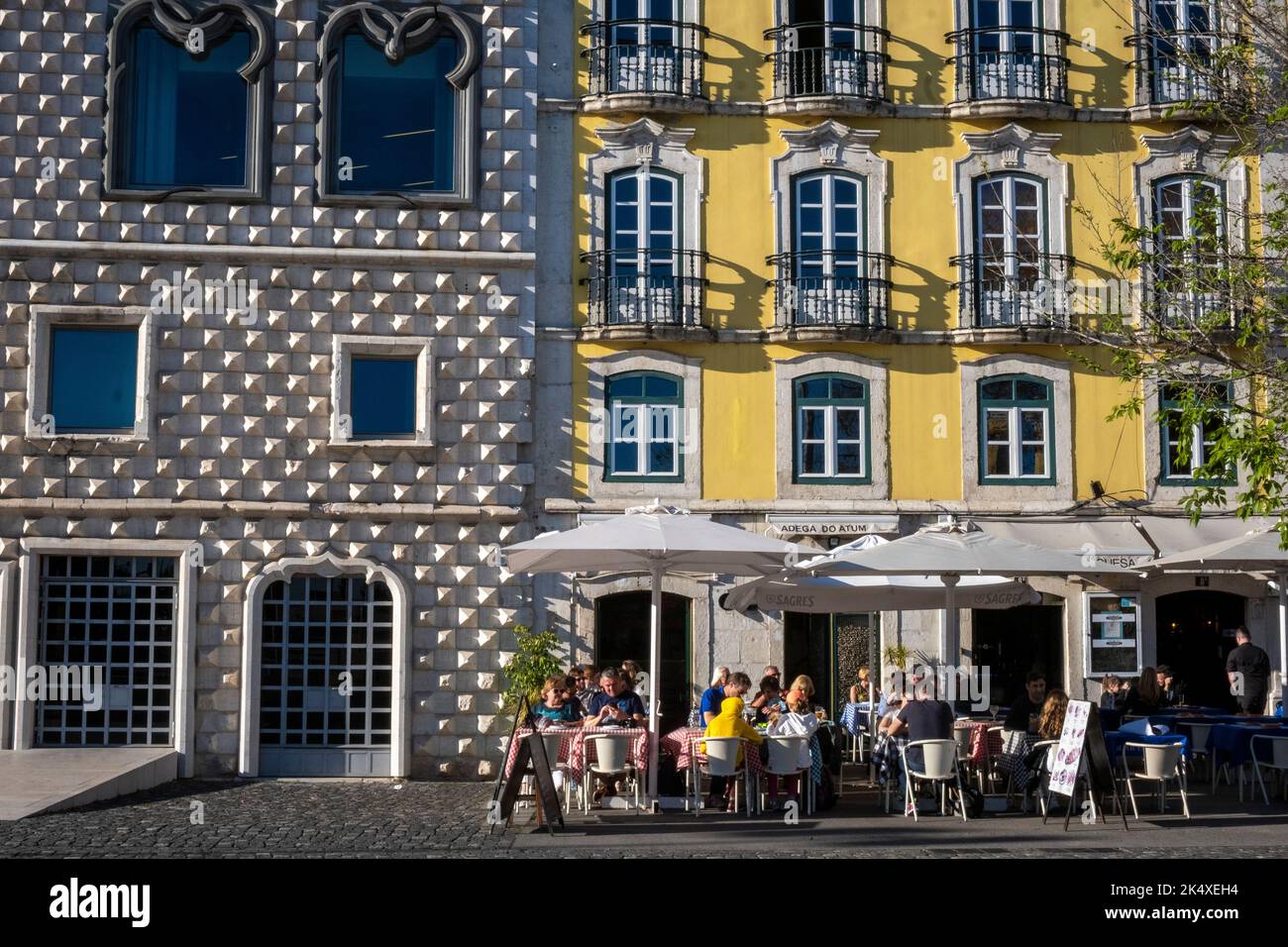 Café extérieur et façades de bâtiments colorées et ornées, Lisbonne, Portugal Banque D'Images