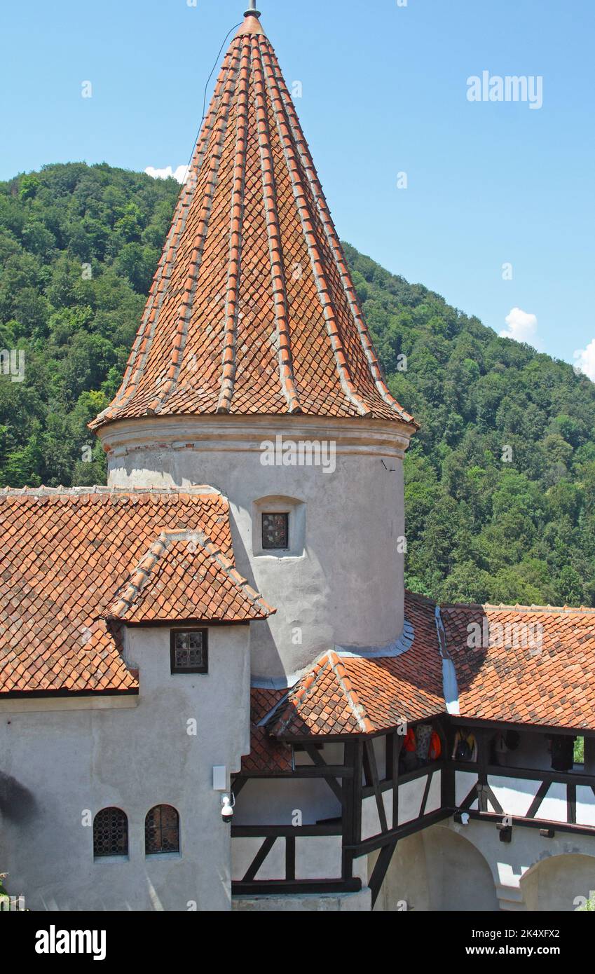 Tour occidentale et toits du château de Bran, Transylvanie, Roumanie. Le château médiéval est relié à la légende de Dracula Banque D'Images