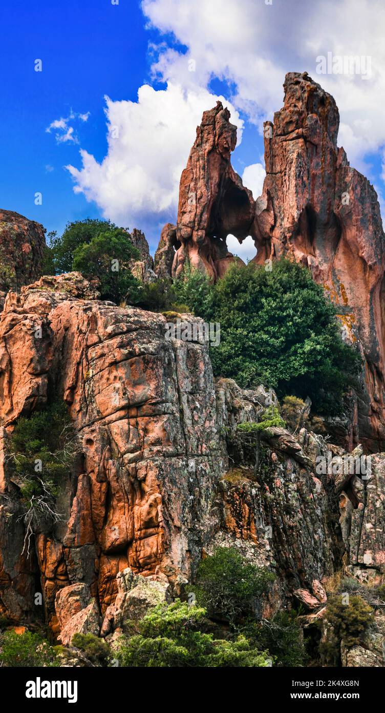 Des roches rouges étonnantes de Calanques de Piana. Rock avec forme d'écoute. Formations uniques et parc national de l'île de Corse, France Banque D'Images