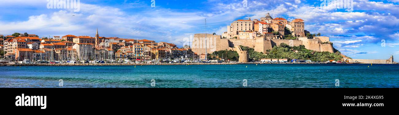 Corse voyage île. Panorama de la ville côtière de Calvi, vue sur la forteresse de la citadelle et le port. France Banque D'Images