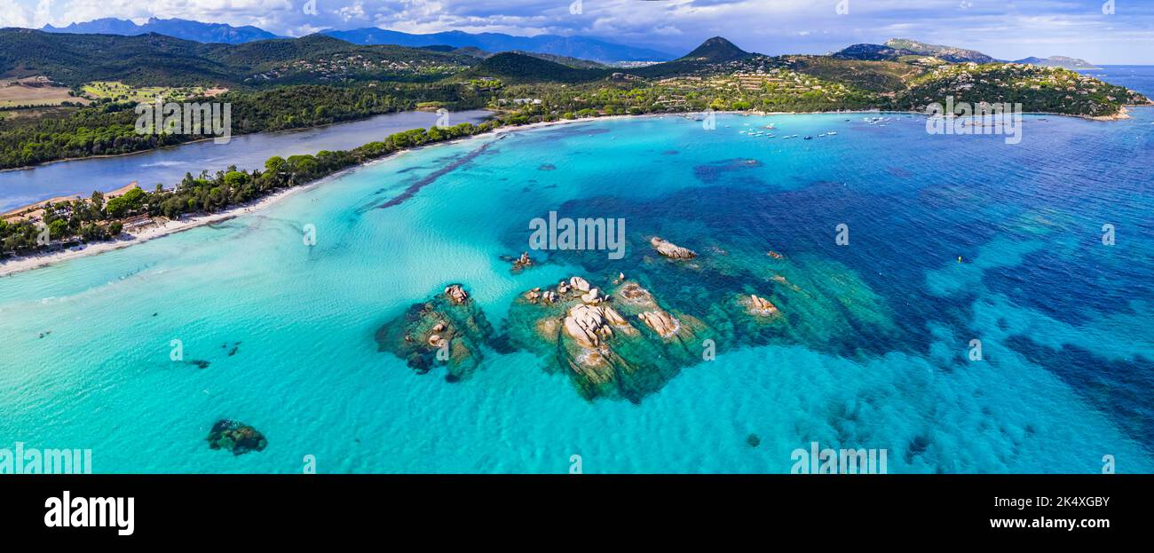 Les meilleures plages de l'île de Corse - vue panoramique aérienne de la belle plage de Santa Giulia longue avec le lac de sault d'un côté et la mer turquoise de l'autre Banque D'Images